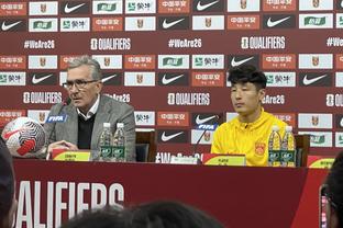 当时发生了什么？昔日中国足球少年坐着和梅西握手